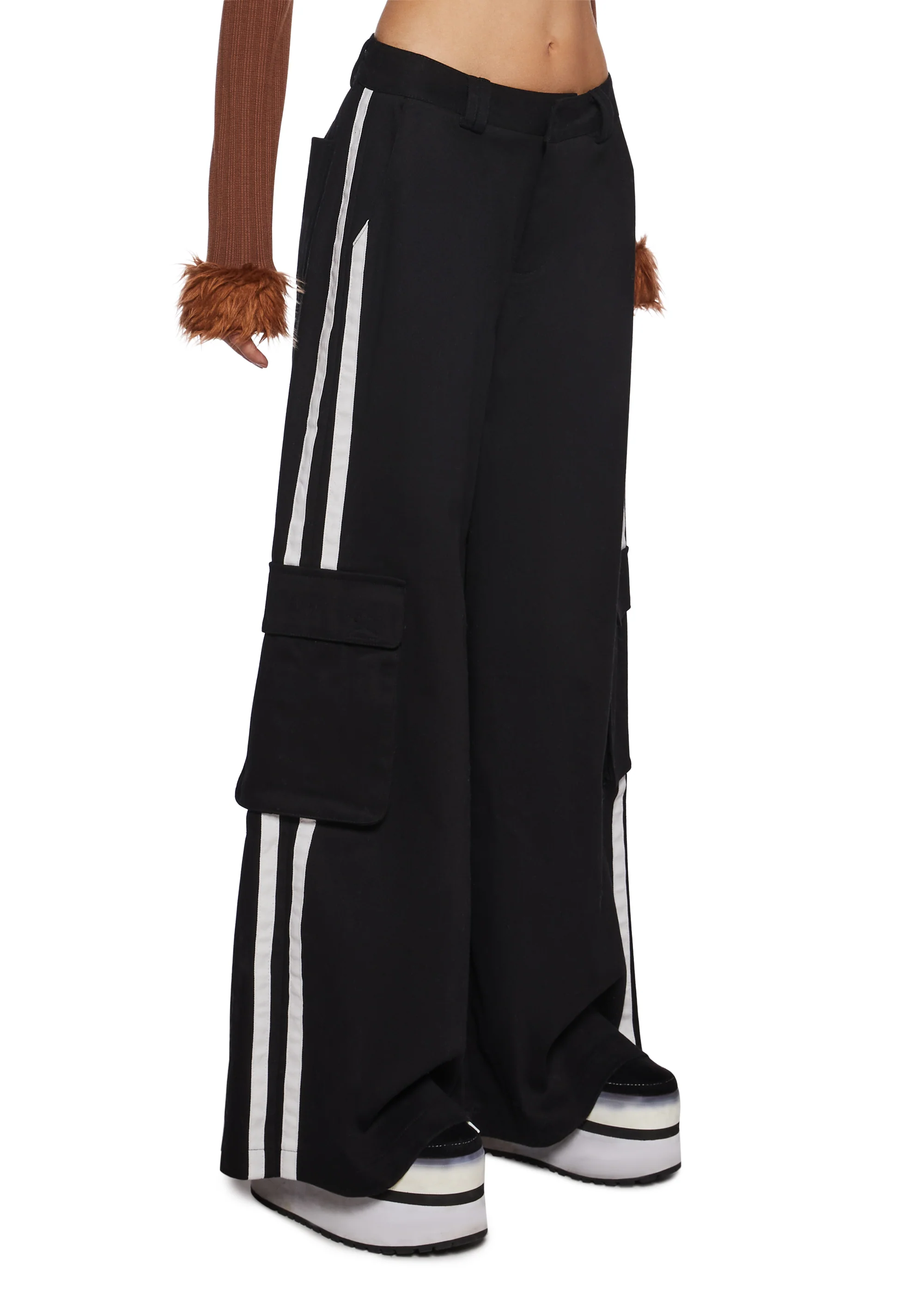 Have You Crushing Wide Leg Cargo Pants - Image 3