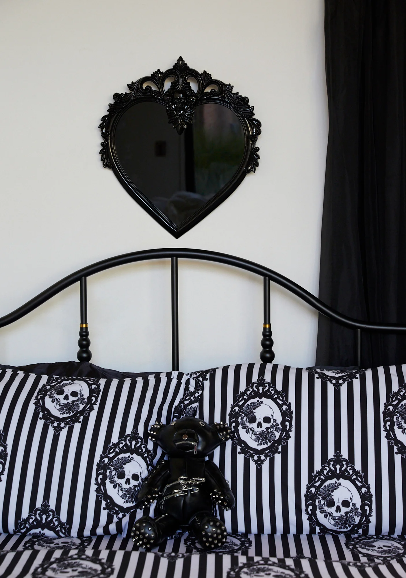 Macabre Shadows Heart Mirror - Image 2