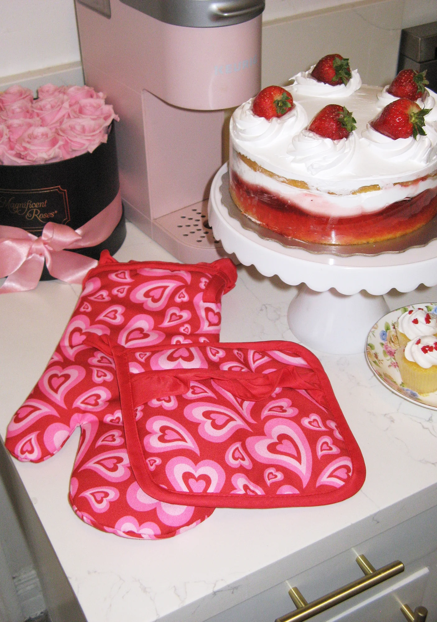 Smitten Romance Pot Holder And Oven Mitt Set - Image 2